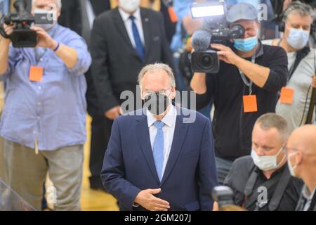 Magdebourg, Allemagne. 16 septembre 2021. Reiner Haseloff (CDU, M), ministre président par intérim de Saxe-Anhalt, arrive dans la salle plénière du Parlement de l'État. Là, le ministre-président doit être élu et assermenté ce matin. Credit: Klaus-Dietmar Gabbert/dpa-Zentralbild/dpa/Alay Live News Banque D'Images