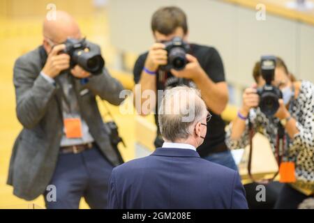 Magdebourg, Allemagne. 16 septembre 2021. Reiner Haseloff (CDU, M), ministre président par intérim de Saxe-Anhalt, arrive dans la salle plénière du Parlement de l'État. Là, le ministre-président doit être élu et assermenté ce matin. Credit: Klaus-Dietmar Gabbert/dpa-Zentralbild/dpa/Alay Live News Banque D'Images