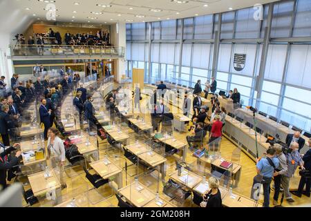 Magdebourg, Allemagne. 16 septembre 2021. Les membres du Parlement de l'État de Saxe-Anhalt se trouvent dans la salle plénière en attendant le début de la session. Là, le matin, le premier ministre de l'État sera élu et assermenté. Credit: Klaus-Dietmar Gabbert/dpa-Zentralbild/dpa/Alay Live News Banque D'Images