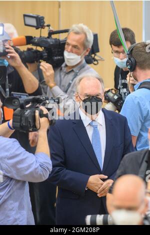 Magdebourg, Allemagne. 16 septembre 2021. Reiner Haseloff (CDU, M), ministre président par intérim de Saxe-Anhalt, arrive dans la salle plénière du Parlement de l'État. Là, le ministre-président doit être élu et assermenté ce matin. Credit: Klaus-Dietmar Gabbert/dpa-Zentralbild/dpa/Alay Live News Banque D'Images