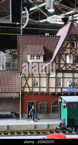 Plan vertical d'une iniature de gare dans le musée des trains de Ljubljana Banque D'Images