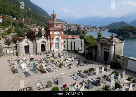 Cimetière de Sala Comacina surplombant le lac de Côme et l'île de Comacina à Sala Comacina, Italie Banque D'Images