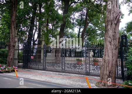 Les portes ornées de la Villa Oleandra appartenant à George Clooney à Laglio sur le lac de Côme, Italie, province de Côme Banque D'Images