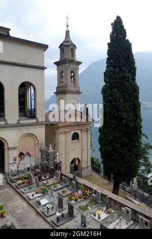Église et cimetière de Brienno surplombant le lac de Côme dans la province de Côme dans la région italienne Lombardie. Banque D'Images