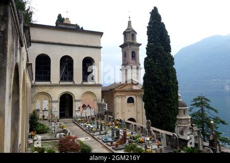 Église et cimetière de Brienno surplombant le lac de Côme dans la province de Côme dans la région italienne Lombardie. Banque D'Images