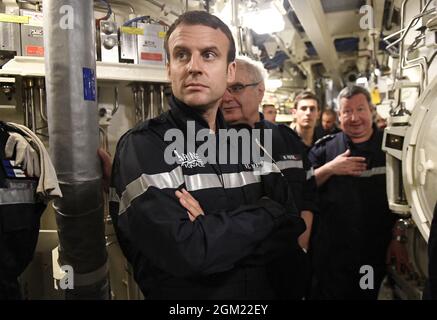 Photo du dossier en date du 4 juillet 2017 du président français Emmanuel Macron regarde comme il se tient avec l'équipage du sous-marin "le terrible" et chef de l'état-major général spécial, l'amiral Bernard Rogel (3R) lors d'une visite à la salle des missiles du navire. Le président Joe Biden avait annoncé mercredi une nouvelle alliance de sécurité américaine avec l'Australie et la Grande-Bretagne qui allait développer une flotte australienne de sous-marins nucléaires. En conséquence, l'Australie a notifié à la France qu'elle mettrait fin à son contrat avec la société DCNS, détenue à majorité par l'État, pour la construction de 12 des plus grands sous-marins conventionnels du monde. L'Australie a dépensé 2.4 000 bil Banque D'Images