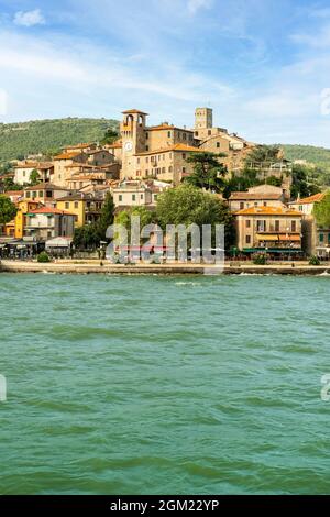 Vue sur Passignano depuis le lac Trasimeno, Pérouse, Ombrie, Italie Banque D'Images