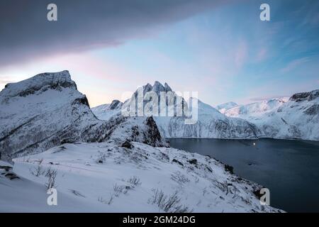 Paysage de montagne enneigée majestueuse sur le mont Segla en hiver à l'île de Senja, Norvège Banque D'Images