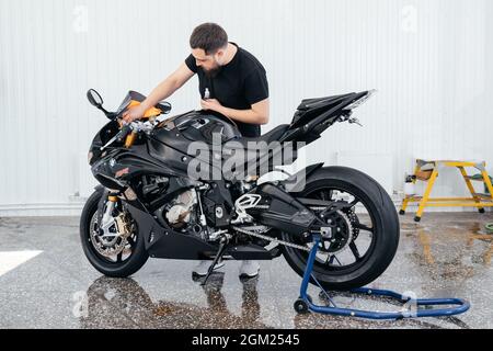 STAVROPOL, RUSSIE - 28 MAI 2020 : BMW Black Sportbike. Moto moderne et puissante dans la ville de Stavropol, en Russie Banque D'Images