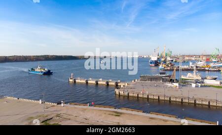 Tir aérien, ferry de passagers navigue jusqu'au terminal dans le port de Klaipeda . Banque D'Images