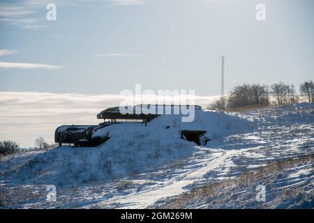 Des bunkers allemands de surveillance et de coordination construits à flanc de colline à la seconde guerre mondiale. Banque D'Images