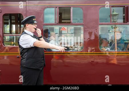 Kidderminster, Worcs, Royaume-Uni. 16 septembre 2021. Kaylie Armishaw, expéditrice bénévole de train à vapeur, lance un coup de sifflet alors qu'un train à vapeur embarque lors d'une journée de voyage le jour d'ouverture du gala de vapeur d'automne du Severn Valley Railway, Kidderminster, Worcestershire. Le gala dure jusqu'au dimanche 19 septembre et comprend des lieux d'hôtes. Crédit : Peter Lophan/Alay Live News Banque D'Images