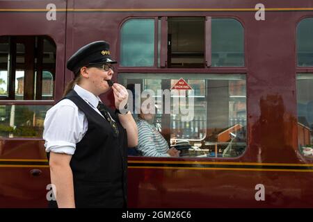 Kidderminster, Worcs, Royaume-Uni. 16 septembre 2021. Kaylie Armishaw, expéditrice bénévole de train à vapeur, lance un coup de sifflet alors qu'un train à vapeur embarque lors d'une journée de voyage le jour d'ouverture du gala de vapeur d'automne du Severn Valley Railway, Kidderminster, Worcestershire. Le gala dure jusqu'au dimanche 19 septembre et comprend des lieux d'hôtes. Crédit : Peter Lophan/Alay Live News Banque D'Images