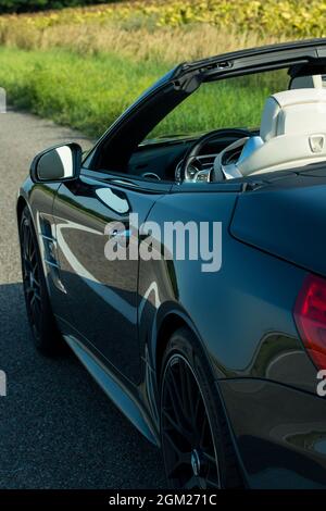 Dnepropetrovsk, Ukraine - 08.24.2021: Photos de Mercedes Benz SL550 convertible. Vue du rétroviseur latéral. Habillage. Banque D'Images