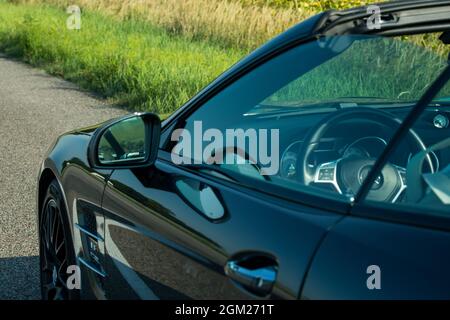 Dnepropetrovsk, Ukraine - 08.24.2021: Photos de Mercedes Benz SL550 convertible. Vue du rétroviseur latéral. Habillage. Banque D'Images