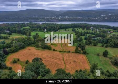 The Hudson NY Aerial - vue panoramique du Highlands Country Club de Garrison, NY, ainsi que de l'institut Garrison, de l'Hudson River et de West Poin Banque D'Images