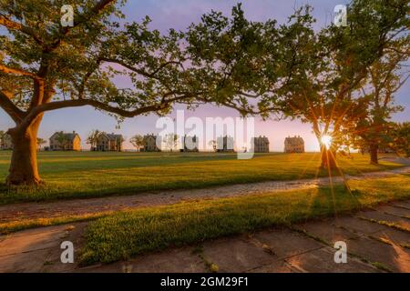 Offices Row Sunburst NJ - le soleil couchant le long des quartiers des officiers à fort Hancock sur Sandy Hook New Jersey. Cette image est également disponible en tant que Banque D'Images