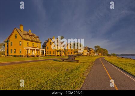 Offices Row Highlands NJ - le soleil couchant le long des quartiers des officiers à fort Hancock sur Sandy Hook New Jersey. Cette image est également disponible Banque D'Images