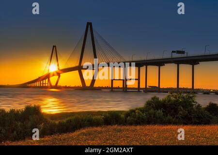 Arthur Ravenel Jr. Bridge Sunset - le pont Ravenel ou le pont Cooper River Bridge est un pont suspendu par câble qui traverse la rivière Cooper en Caroline du Sud. JE Banque D'Images