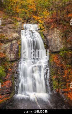 Bushkill Upper Falls PA - vue sur la chute d'eau principale entourée par les couleurs colorées de l'automne. Cette image est également disponible en noir et blanc. Banque D'Images