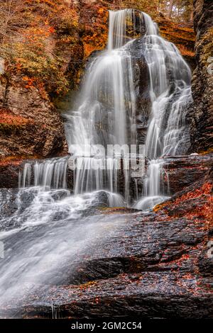 Automne aux chutes de Dingmans - chute d'eau aux chutes de Dingmans. Il fait partie du Delaware Water Gap (DWG) et est situé à Dingmans Ferry, Pike County, P. Banque D'Images