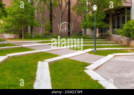 Peace Symbol U-Penn - le symbole de la paix est situé à l'extérieur de la bibliothèque Van Pelt de Penn. Il a eu une histoire significative et dramatique. Il a été installé dans Banque D'Images
