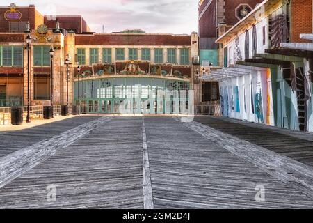 BoardWalk Asbury Park NJ - vue d'une promenade vide à la structure historique. Il a été construit entre 1928 et 1930 et se trouve aux États-Unis National et ne Banque D'Images