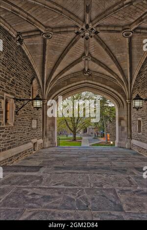 Princeton Blair Hall Arch - Vue sur l'architecture gothique collégiale illuminée de Blair Hall Clock Tower Arch. L'université de Princeton est une Banque D'Images