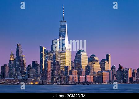 NYC Skyline World Trade Center - les couleurs chaudes du soleil couchant se reflètent sur les bâtiments de la ville de New York. Domi Banque D'Images