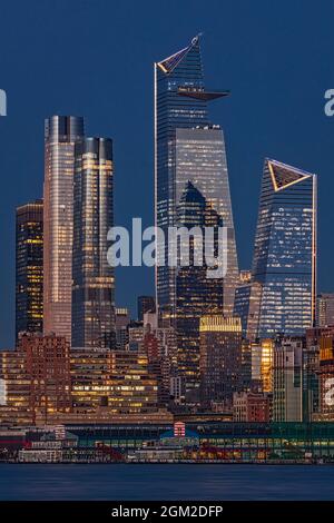 NYC Hudson yards - vue sur les Hudson yards illuminés qui est un développement immobilier relativement nouveau dans le quartier de Chelsea et Hudson yards Banque D'Images