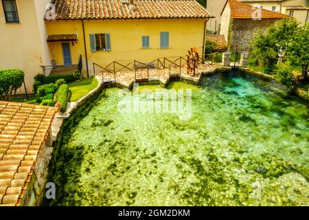 Le village de Rasiglia, également appelé la « Venise de l'Ombrie », Foligno, Ombrie, Italie Banque D'Images