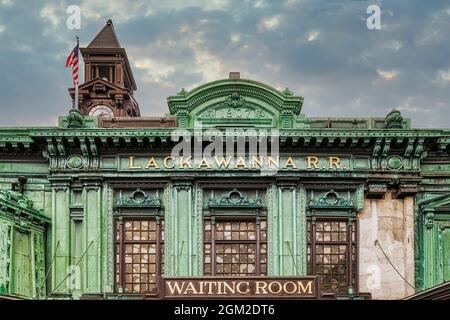 Lackawanna RR Waiting Room - Erie Lackawanna Gare Tour de l'horloge à Hoboken, New Jersey. Cette image est disponible en couleur et en noir et blanc Banque D'Images