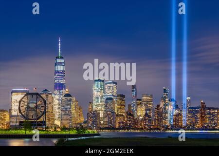 Colgate Clock WTC 911 Lights - vue sur l'arrière du site historique emblématique, l'horloge Colgate, la ligne d'horizon inférieure de Manhattan avec un W. Banque D'Images