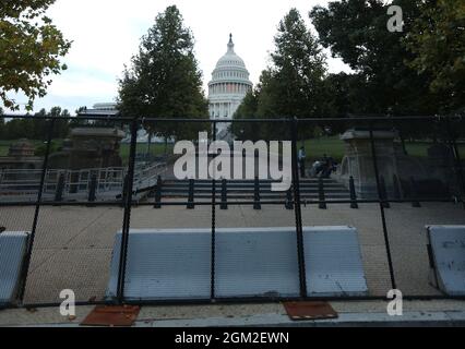 Washington, DC, États-Unis. 16 septembre 2021. Vue du bâtiment du Capitole des États-Unis comme l'escrime revient avant le rassemblement prévu du 18 septembre à Washington, DC le 16 septembre 2021. Crédit : Mpi34/Media Punch/Alamy Live News Banque D'Images