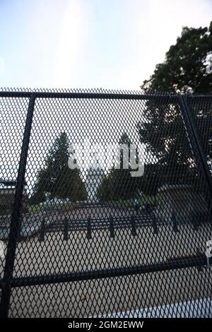 Washington, DC, États-Unis. 16 septembre 2021. Vue du bâtiment du Capitole des États-Unis comme l'escrime revient avant le rassemblement prévu du 18 septembre à Washington, DC le 16 septembre 2021. Crédit : Mpi34/Media Punch/Alamy Live News Banque D'Images