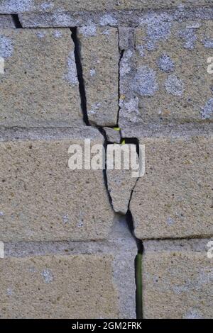 Fissure importante dans le mur de briques extérieur Banque D'Images