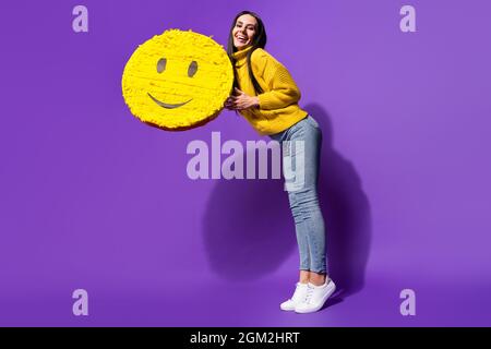 Photo pleine grandeur de charmante femme positive mains tenir grand sourire émodji toothy isolé sur fond violet couleur Banque D'Images