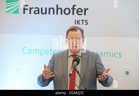 Hermsdorf, Allemagne. 16 septembre 2021. Bodo Ramelow (Die Linke), Premier ministre de Thuringe, parle de l'ouverture du centre pilote de synthèse et d'extrusion des poudres. Financé par le gouvernement fédéral et l'État libre de Thuringe, ce nouveau bâtiment de 550 mètres carrés est destiné à des travaux de recherche dans le domaine des membranes en céramique et du stockage d'énergie stationnaire. Credit: Bodo Schackow/dpa-zentralbild/ZB/dpa/Alay Live News Banque D'Images