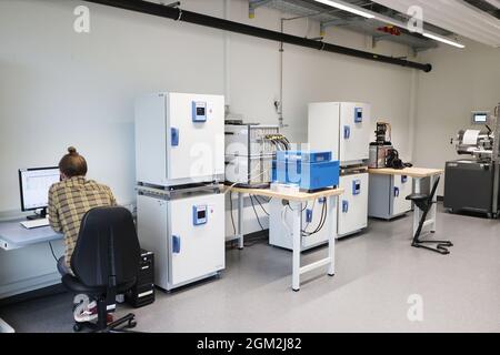 Hermsdorf, Allemagne. 16 septembre 2021. Un employé travaille à un ordinateur lors de l'ouverture du centre pilote de synthèse et d'extrusion de poudre dans la production de batteries en céramique. Financé par le gouvernement fédéral et l'État libre de Thuringe, ce nouveau bâtiment de 550 mètres carrés est destiné à des travaux de recherche dans le domaine des membranes en céramique et du stockage d'énergie stationnaire. Credit: Bodo Schackow/dpa-zentralbild/ZB/dpa/Alay Live News Banque D'Images