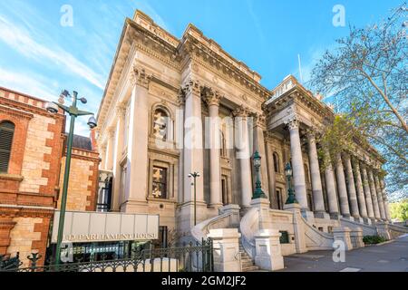 Ancien bâtiment du Parlement à Adélaïde, vue depuis North Terrace, un jour Banque D'Images