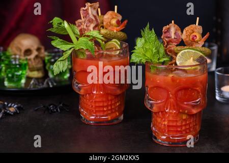 Fête d'Halloween crémeuse - cocktail César ou Bloody Mary contenant de la vodka, du jus de tomate, des épices et des arômes différents, comme Worcestershire s. Banque D'Images