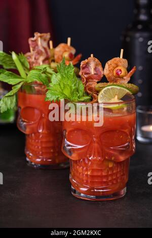 Fête d'Halloween crémeuse - cocktail César ou Bloody Mary contenant de la vodka, du jus de tomate, des épices et des arômes différents, comme Worcestershire s. Banque D'Images