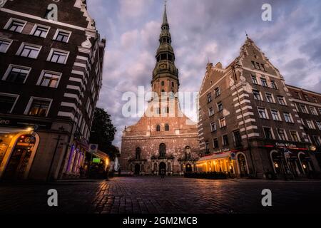 Riga, Lettonie. Août 2021. Vue extérieure en soirée sur l'église Saint-Pierre dans le centre-ville Banque D'Images