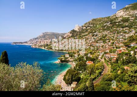 Vue magnifique sur la côte du Cap-Martin et la plage de Buse, baie de Roquebrune, baie de Monte-Carlo.Côte d'azur, France, Europe. Banque D'Images