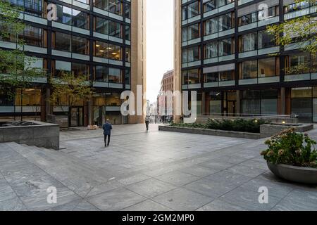 Oslo, Norvège. Septembre 2021. Vue sur le passage entre les bâtiments modernes du centre-ville Banque D'Images