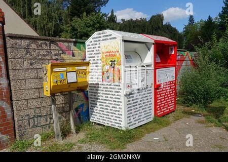 Boîtes de collecte Croix-Rouge allemande pour les vêtements usagés à Berlin Banque D'Images