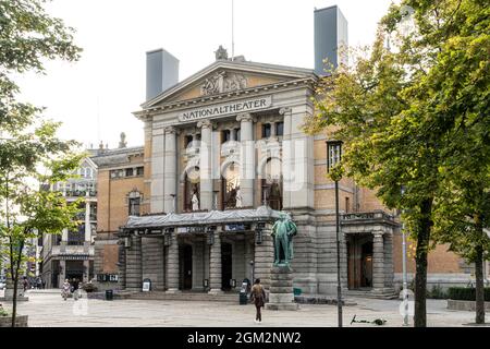 Oslo, Norvège. Septembre 2021. Vue extérieure de la façade du Théâtre national en centre-ville Banque D'Images