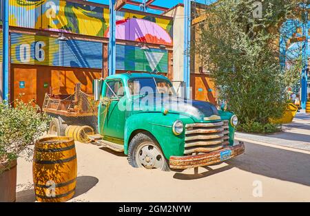 DUBAÏ, Émirats Arabes Unis - 4 MARS 2020 : le camion d'époque, enlisé dans le sable, est une installation, décorant le quartier des boutiques et des restaurants de la Mer Beachside, le Mar Banque D'Images