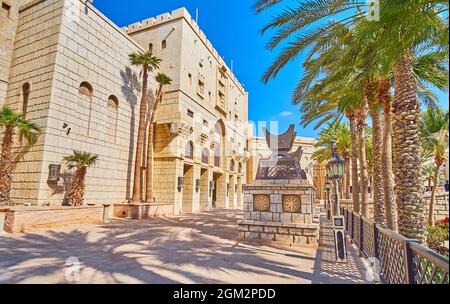 La façade de style médiéval de Madinat Arena, située sur le terrain du marché Souk Madinat Jumeirah, Dubaï, Émirats arabes Unis Banque D'Images
