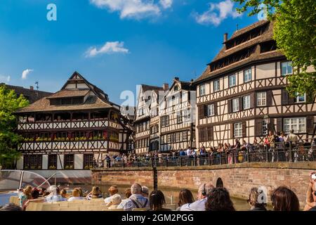 Belle vue de la Maison des Tanneurs et de la place Benjamin-Zix au coeur du célèbre quartier historique de Strasbourg, la petite France, vue de... Banque D'Images